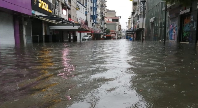 İzmir'e 8 saatte bir aylık yağmur düştü