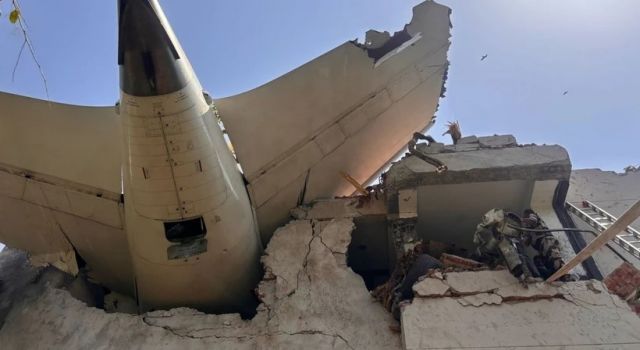 Hindistan'da 244 yolcu ve mürettebat taşıyan uçak düştü....