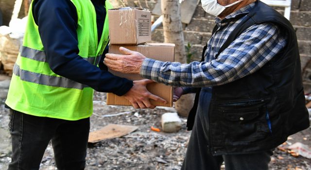 İzmir’de ihtiyaç sahipleri ve emekliler unutulmadı