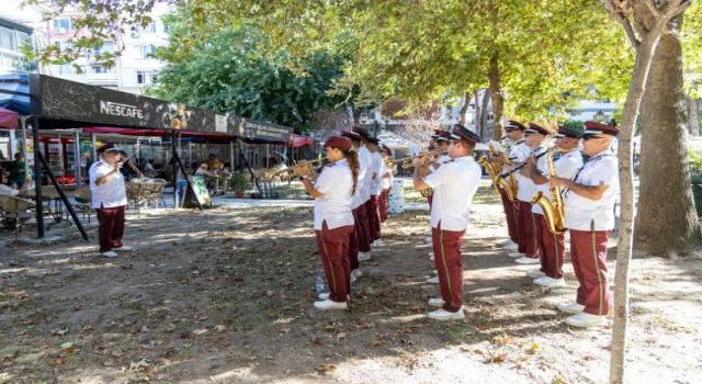 Karşıyaka Belediye Bandosu’ndan sokak konserleri