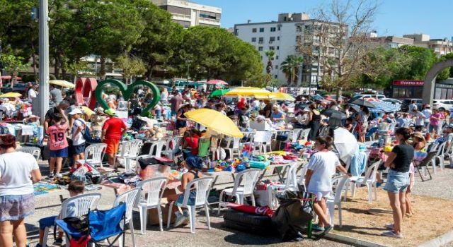 Karşıyaka’da ‘Çocuklar için 2. El Pazarı’na yoğun ilgi