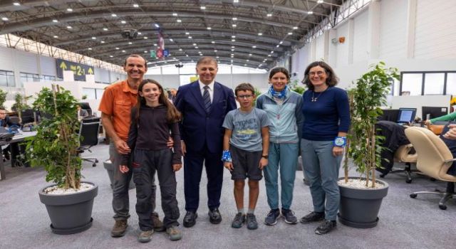 Başkan Tugay, Fransız gezgin aileyi ağırladı