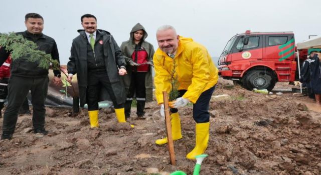 Menemen’de fidanlar, yeşil vatan için dikildi