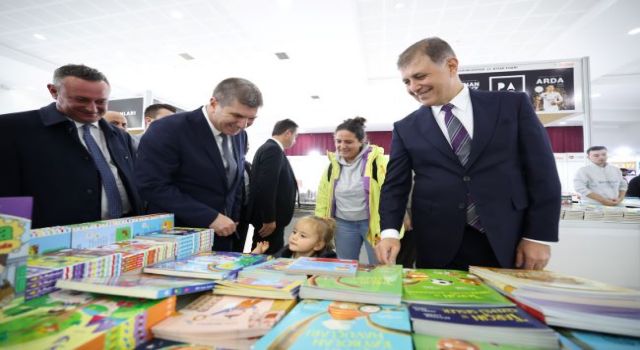 Başkan Tugay 13. Burdur Kitap Fuarı’na katıldı