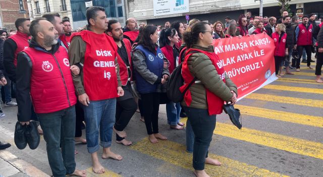 İzmir Büyükşehir işçilerinden ''Çıplak ayaklı'' eylem...