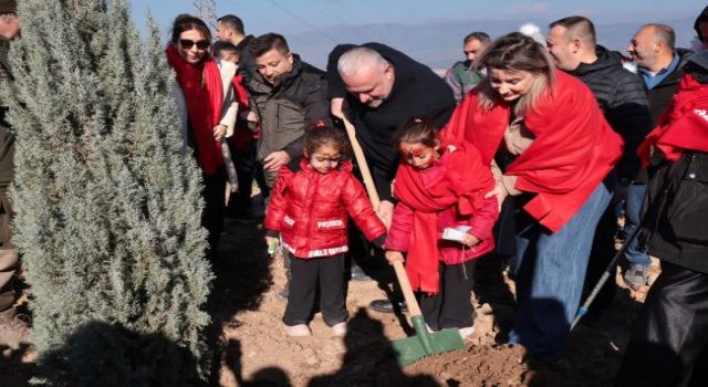 Menemen Belediyesi bebekler için binlerce fidan dikti