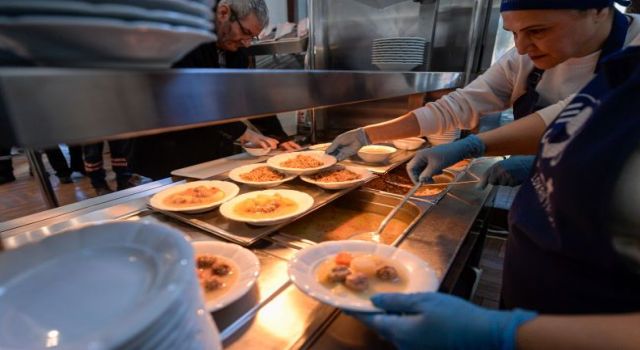 İzmir’de ''Askıda yemek'' ile hayatlar ısınıyor