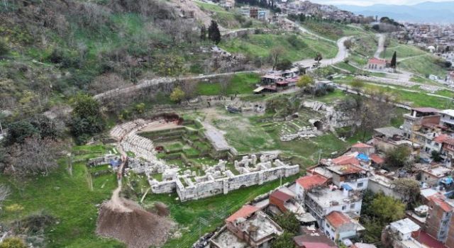 Smyma Antik Tiyatrosu'na ulaşacak yol açılıyor