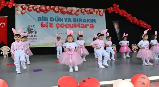 Bornova’da miniklerin 23 Nisan coşkusu sahneye taştı