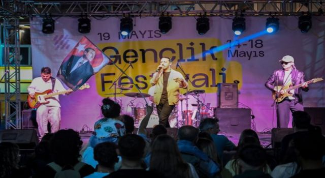 Bornova’da dopdolu 19 Mayıs