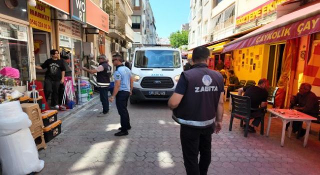 Konak zabıtasından kaldırım işgallerine denetim
