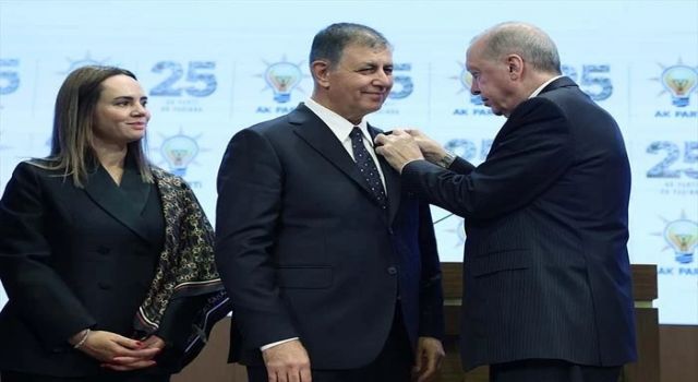 Başkan Tugay, rozeti taktı AK Parti'ye geçti