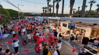 Bayraklı standında Zafer Bayramı coşkusu