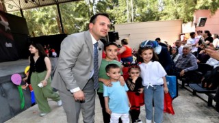 Bornova’da minik öğrencilere kırtasiye desteği