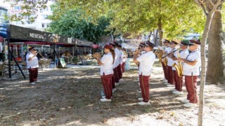 Karşıyaka Belediye Bandosu’ndan sokak konserleri