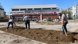 Bayraklı'da parklar baştan aşağı yenileniyor...