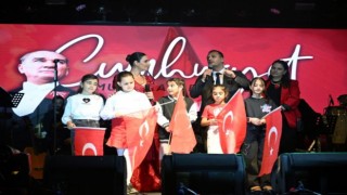 Binlerce Bornovalı Cumhuriyet’in 102. Yılını ışıklarıyla aydınlattı