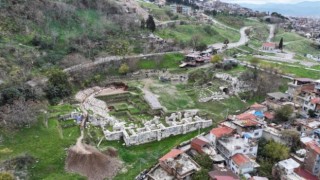 Smyma Antik Tiyatrosu'na ulaşacak yol açılıyor