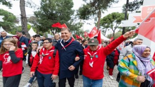 Başkan Tugay çocuklarla 23 Nisan coşkusunu paylaştı